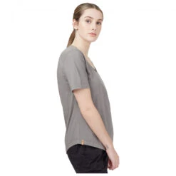 Tentree Women's Natural Dye V-Neck T-Shirt - T-Shirt -Armedange Kleidung Geschaft tentree womens natural dye v neck t shirt t shirt detail 4